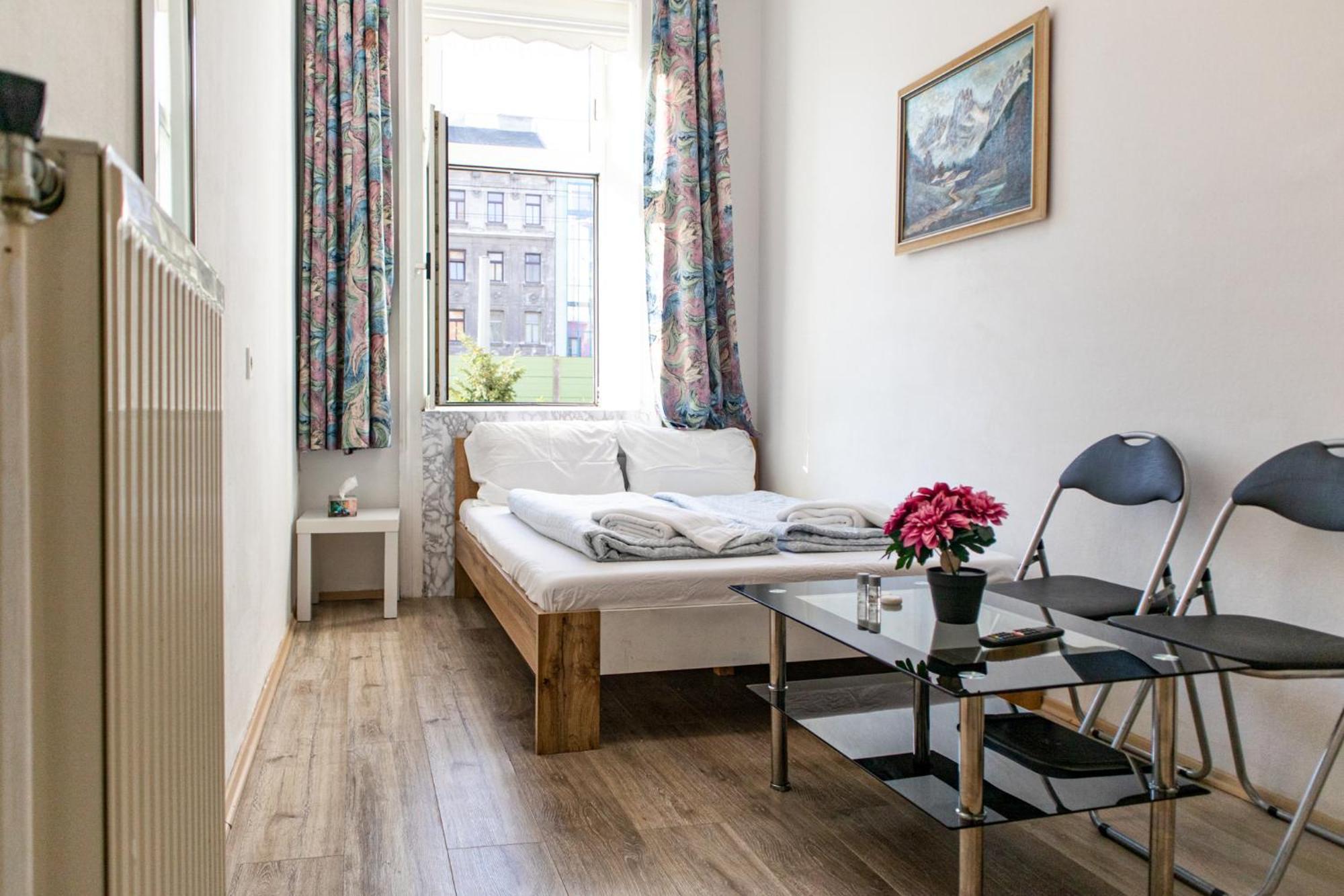Apartment Convenient 3br Near Danube & Millenium Tower