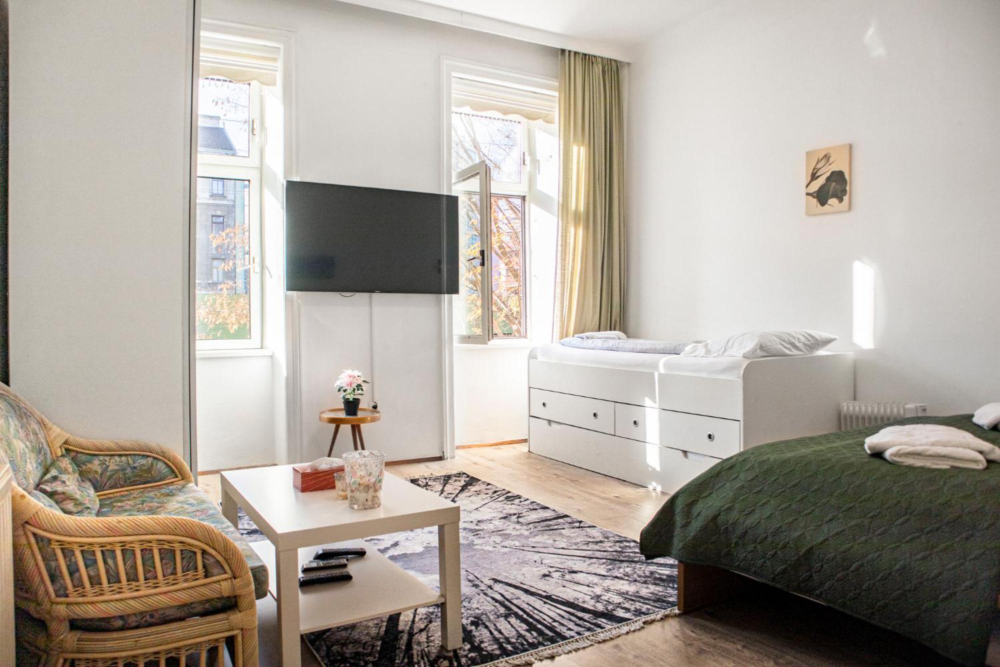Apartment Convenient 3br Near Danube & Millenium Tower